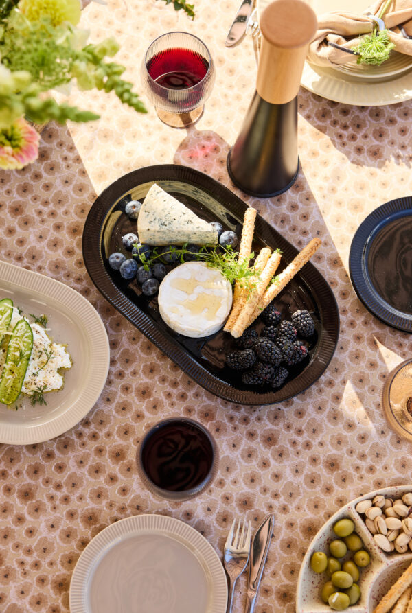 Inka tarjoiluvati, musta